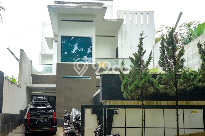 Ready to Use! Premium House LT 264m2 Desain Modern di Cigadung Ready to Use! Premium House LT 264m2 Desain Modern di Cigadung