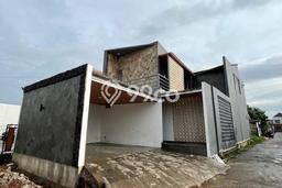 Rumah Luas Asri 4 KT Siap Pakai di BSD City Tangerang Rumah Luas Asri 4 KT Siap Pakai di BSD City Tangerang