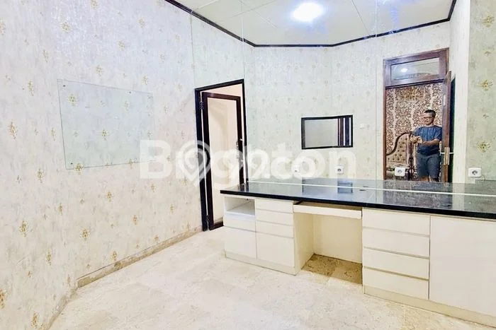 Hunian Kondisi Baik Disewakan di Gandaria, Jakarta Selatan LT 480m2, LB 500m2 Hunian Kondisi Baik Disewakan di Gandaria, Jakarta Selatan LT 480m2, LB 500m2