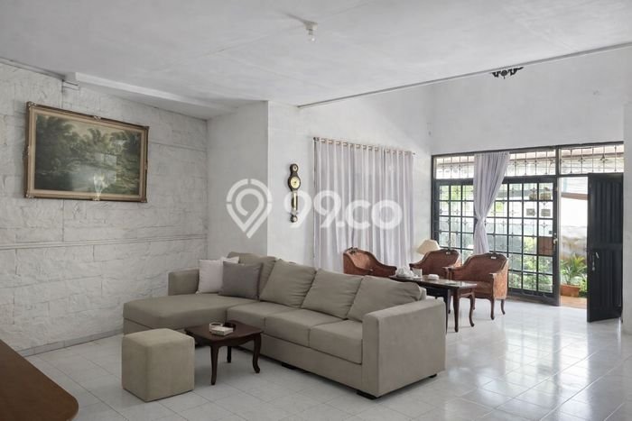 Rumah Mewah LB 200m2 Siap Huni Desain Elegan di Pulomas, Jakarta Timur Rumah Mewah LB 200m2 Siap Huni Desain Elegan di Pulomas, Jakarta Timur