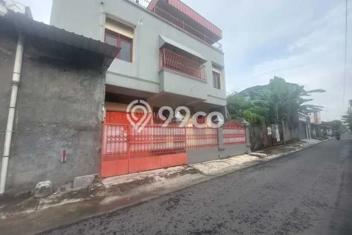 Lokasi terbaik! Rumah siap huni disewakan di Laweyan LB 250m2 Lokasi terbaik! Rumah siap huni disewakan di Laweyan LB 250m2