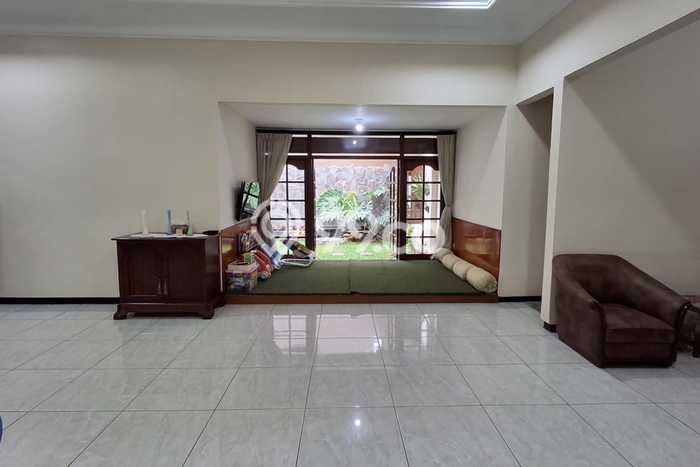 For Sale Rumah 5 Kamar Lokasi Strategis Bagus dan Strategis di Pasar Kliwon For Sale Rumah 5 Kamar Lokasi Strategis Bagus dan Strategis di Pasar Kliwon