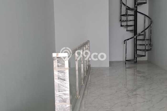 HARGA BERSAING! Ruko di Genteng, Luas 100m2m², Lokasi Bisnis HARGA BERSAING! Ruko di Genteng, Luas 100m2m², Lokasi Bisnis