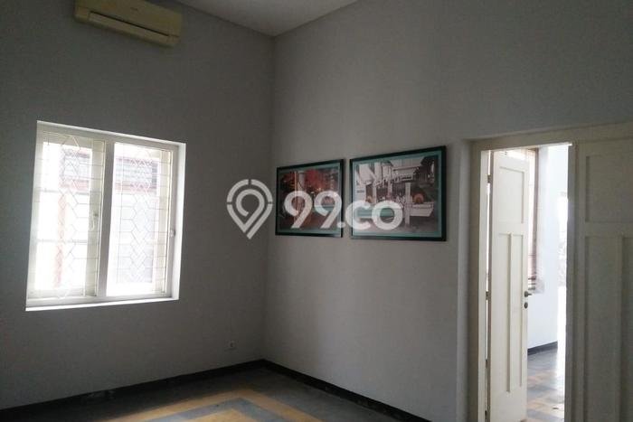 SPECIAL OFFER! Rumah area Raya Darmo, 2 KM, Area Strategis, Luas 382m2m² Bangunan 300m2m² SPECIAL OFFER! Rumah area Raya Darmo, 2 KM, Area Strategis, Luas 382m2m² Bangunan 300m2m²