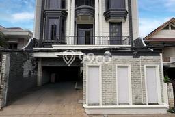 Rumah Luxury Modern Tanpa Renovasi di Pejaten Jakarta Selatan Rumah Luxury Modern Tanpa Renovasi di Pejaten Jakarta Selatan