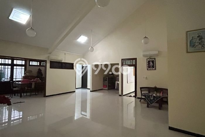 Dijual Rumah Premium dengan Fasilitas Sekitar Komplit di Rungkut, Surabaya Dijual Rumah Premium dengan Fasilitas Sekitar Komplit di Rungkut, Surabaya