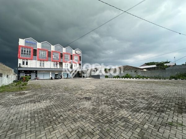 Ruko untuk disewa di Jaten punya LT 110m2 & LB 330m2 harga sewa kompetitif Ruko untuk disewa di Jaten punya LT 110m2 & LB 330m2 harga sewa kompetitif