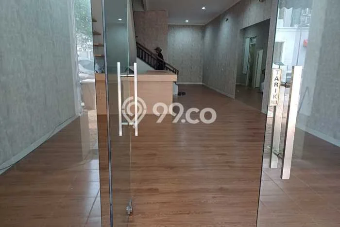 Unit Ruko disewakan di Serpong Tangerang Selatan dengan LT 80m2 / LB 200m2 Unit Ruko disewakan di Serpong Tangerang Selatan dengan LT 80m2 / LB 200m2