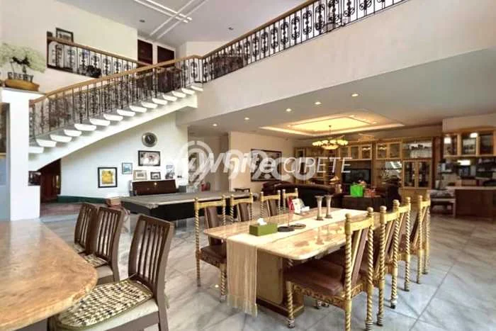 Rumah Eksklusif Siap Huni LT 800m2 di Kebon Jeruk, Jakarta Barat Rumah Eksklusif Siap Huni LT 800m2 di Kebon Jeruk, Jakarta Barat