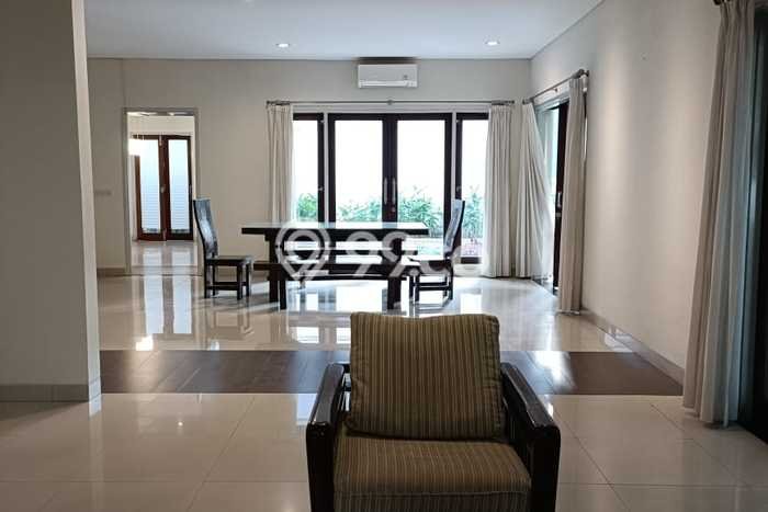 Sewa Rumah Nyaman LT 450m2 / LB 400m2 di Kuningan, Jakarta Selatan Sewa Rumah Nyaman LT 450m2 / LB 400m2 di Kuningan, Jakarta Selatan