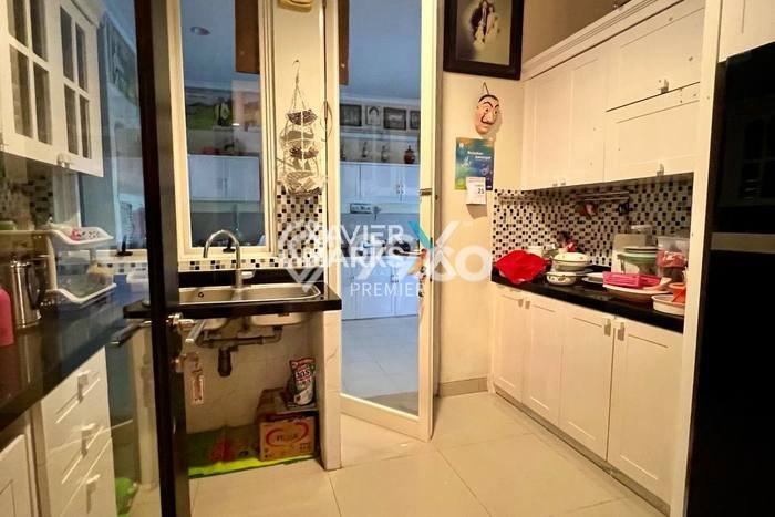 Rumah Kawasan , Luas 240m2m², Bangunan 300m2m² Rumah Kawasan , Luas 240m2m², Bangunan 300m2m²