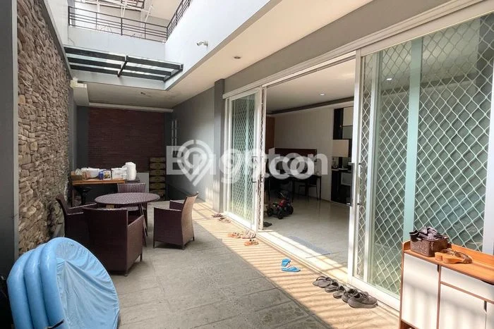 Ready to Use! Premium House LT 360m2 Desain Elegan di Jelambar Ready to Use! Premium House LT 360m2 Desain Elegan di Jelambar