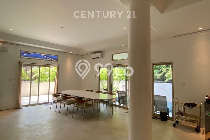 Sewa Rumah Nyaman di Senayan LT 400m2 / LB 800m2 Kondisi Bagus Sewa Rumah Nyaman di Senayan LT 400m2 / LB 800m2 Kondisi Bagus