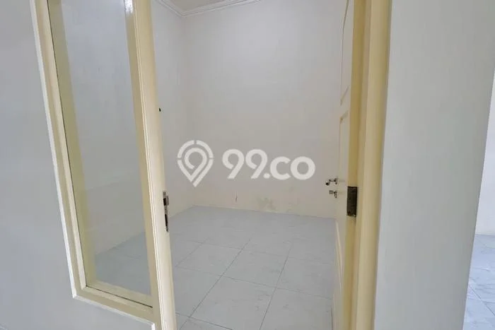 SPECIAL OFFER! Rumah area Depok, 10 KT, Area Asri, LT 300m² Bangunan 200m² SPECIAL OFFER! Rumah area Depok, 10 KT, Area Asri, LT 300m² Bangunan 200m²