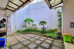 Ready to Use! Luxury House LT 135m2 Desain Modern di Kebagusan Ready to Use! Luxury House LT 135m2 Desain Modern di Kebagusan