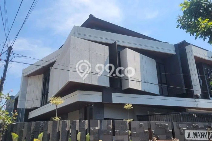 Hunian Mewah LB 215m2 Siap Huni Desain Elegan di Manyar, Surabaya Hunian Mewah LB 215m2 Siap Huni Desain Elegan di Manyar, Surabaya