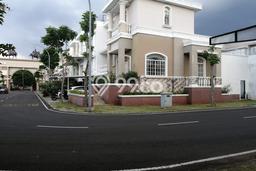 UNIT SPESIAL! Rumah di Green Lake City, 3 KM, Akses Pusat Kota, Luas 258m² LB 241m² UNIT SPESIAL! Rumah di Green Lake City, 3 KM, Akses Pusat Kota, Luas 258m² LB 241m²