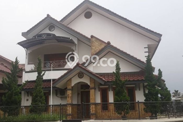 HOT LISTING! Rumah Untuk Investasi area , LT 300m2m² LB 500m2m² HOT LISTING! Rumah Untuk Investasi area , LT 300m2m² LB 500m2m²