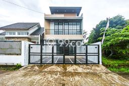Rumah Luas Asri 3 KT Siap Pakai di Sentul City Bogor Rumah Luas Asri 3 KT Siap Pakai di Sentul City Bogor