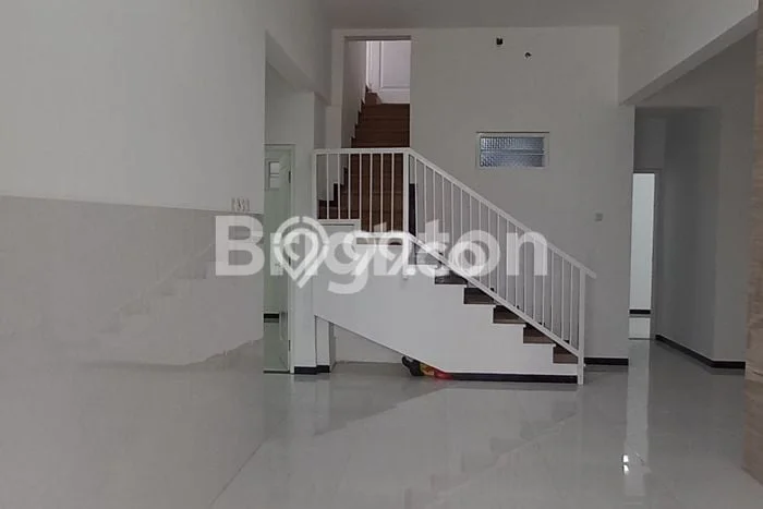 Rumah Strategis Modern Lb 160m2 di Rungkut, Surabaya Rumah Strategis Modern Lb 160m2 di Rungkut, Surabaya