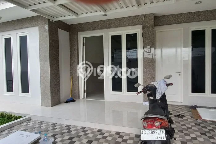 Rumah Strategis Modern Lb 160m2 di Rungkut, Surabaya Rumah Strategis Modern Lb 160m2 di Rungkut, Surabaya
