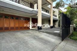 Rumah Mewah LB 600m2 Siap Pakai Desain Elegan di Pondok Indah, Jakarta Selatan Rumah Mewah LB 600m2 Siap Pakai Desain Elegan di Pondok Indah, Jakarta Selatan