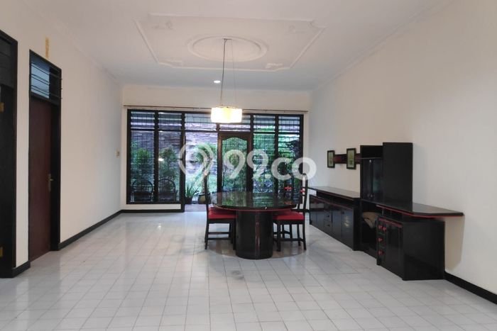 Lokasi terbaik! Rumah siap pakai dikontrakkan di Gajah Mungkur LB 400m2 Lokasi terbaik! Rumah siap pakai dikontrakkan di Gajah Mungkur LB 400m2