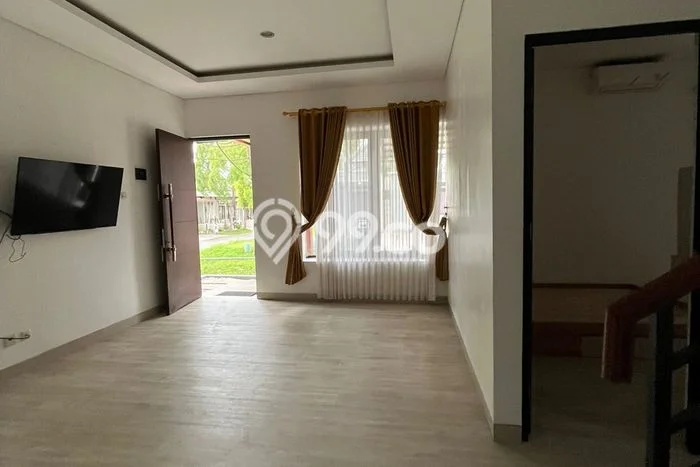 Rumah di , Akses ke Fasilitas, 2 KM, Luas 165m2m² Bangunan 330m2m² Rumah di , Akses ke Fasilitas, 2 KM, Luas 165m2m² Bangunan 330m2m²