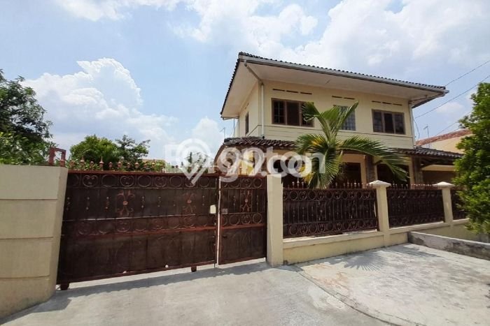Rumah Idaman Keluarga! Rumah 2 Lantai di Mangkubumen, Solo, LT 1118m² Bangunan 380m² Rumah Idaman Keluarga! Rumah 2 Lantai di Mangkubumen, Solo, LT 1118m² Bangunan 380m²