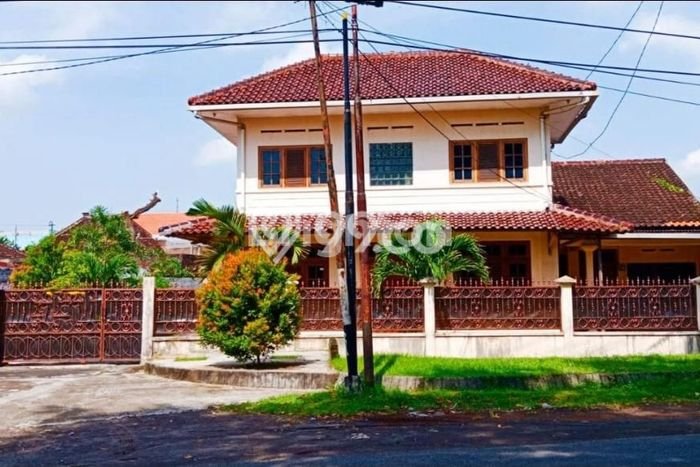 Rumah Idaman Keluarga! Rumah 2 Lantai di Mangkubumen, Solo, LT 1118m² Bangunan 380m² Rumah Idaman Keluarga! Rumah 2 Lantai di Mangkubumen, Solo, LT 1118m² Bangunan 380m²
