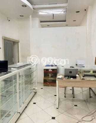 Ruko untuk disewa di Blimbing punya LT 115m2 & LB 180m2 harga sewa kompetitif Ruko untuk disewa di Blimbing punya LT 115m2 & LB 180m2 harga sewa kompetitif