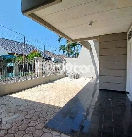 LOKASI PREMIUM! Rumah area Tidar, 2 KM, Lingkungan Strategis, Luas 317m2m² Bangunan 300m2m² LOKASI PREMIUM! Rumah area Tidar, 2 KM, Lingkungan Strategis, Luas 317m2m² Bangunan 300m2m²