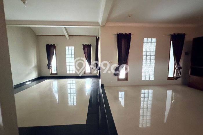 Rumah Murah LT 180m2 di Citra Grand Lingkungan Asri Rumah Murah LT 180m2 di Citra Grand Lingkungan Asri