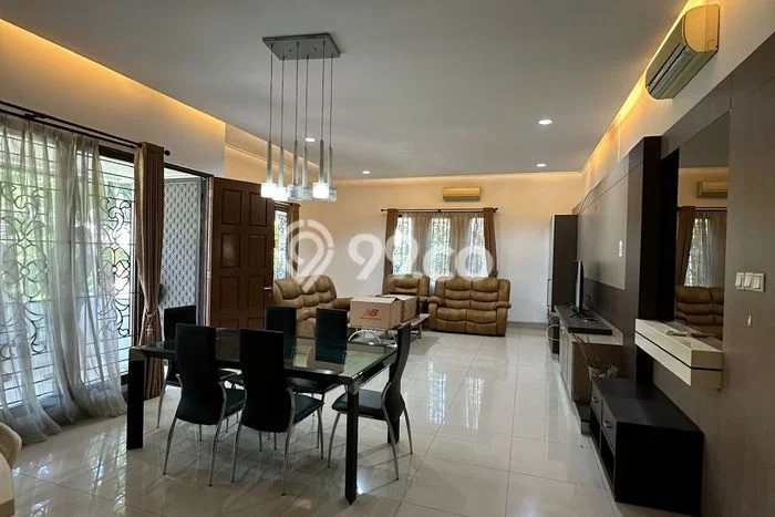 Lokasi terbaik! Rumah siap pakai disewakan di Kelapa Gading LB 370m2 Lokasi terbaik! Rumah siap pakai disewakan di Kelapa Gading LB 370m2