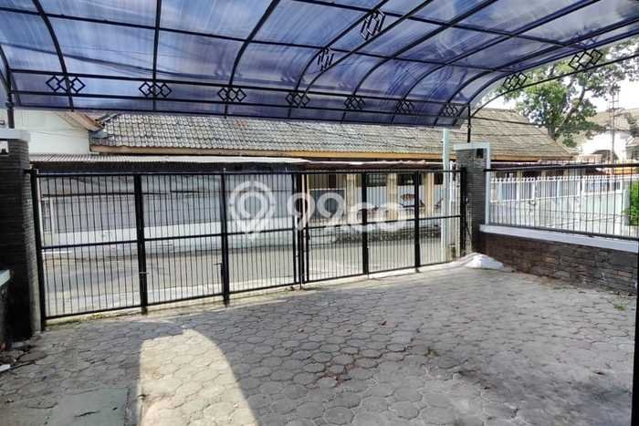 Disewakan! Rumah 4 Kamar Tidur &
3 Kamar Mandi di Cihampelas, Bandung Disewakan! Rumah 4 Kamar Tidur &
3 Kamar Mandi di Cihampelas, Bandung