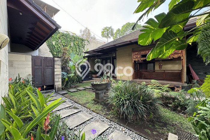 Dijual Cepat Rumah dengan Luas Tanah 1200m² dan Luas Bangunan 700m² di Area Geger Kalong, Bandung Dijual Cepat Rumah dengan Luas Tanah 1200m² dan Luas Bangunan 700m² di Area Geger Kalong, Bandung