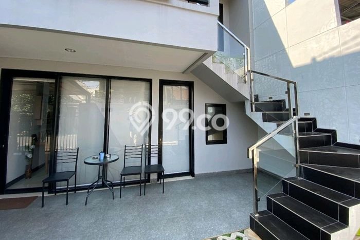 Hunian Mewah LB 200m2 Siap Pakai Desain Elegan di Bintaro, Tangerang Selatan Hunian Mewah LB 200m2 Siap Pakai Desain Elegan di Bintaro, Tangerang Selatan