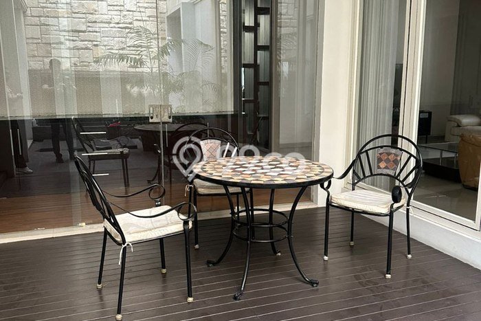 Rumah sewa siap pakai 4 KT di Citraland, Surabaya Rumah sewa siap pakai 4 KT di Citraland, Surabaya