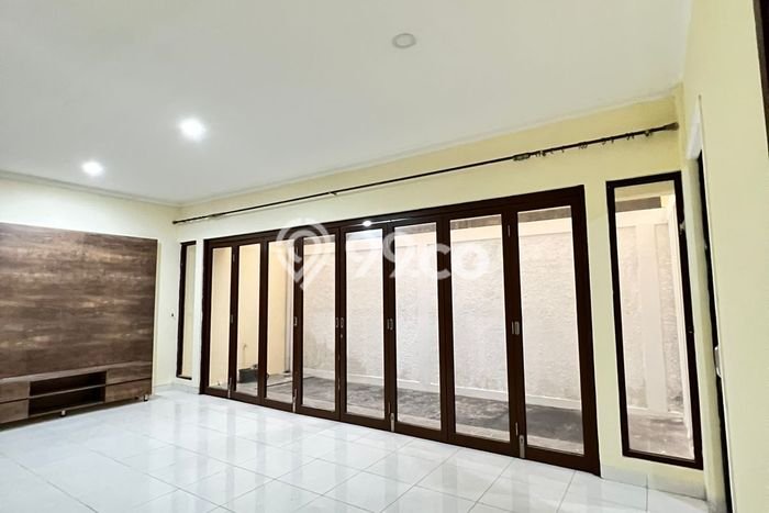 Rumah Mewah LB 250m2 Siap Pakai Desain Elegan di Bintaro, Tangerang Selatan Rumah Mewah LB 250m2 Siap Pakai Desain Elegan di Bintaro, Tangerang Selatan