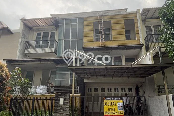 Jual Rumah Luas Elegan Dengan View Cantik di Grand Wisata, Bekasi Jual Rumah Luas Elegan Dengan View Cantik di Grand Wisata, Bekasi
