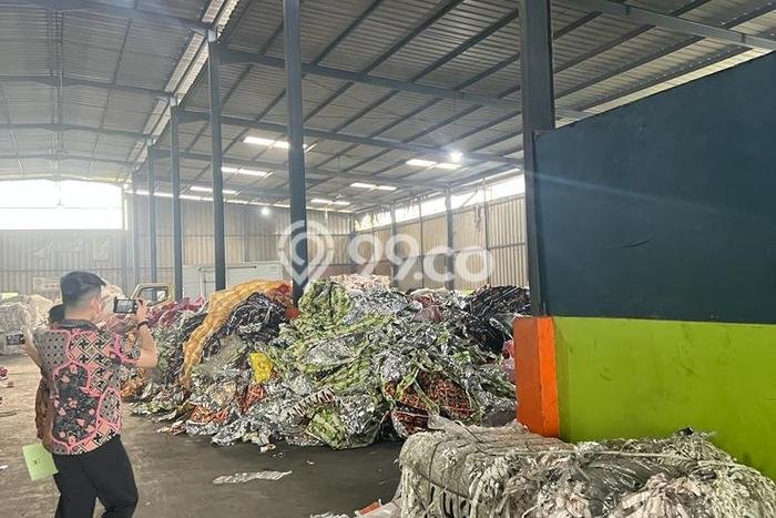 INVESTASI POTENSIAL! Gudang Kawasan Tapos, Luas 1800m², Area Komersial INVESTASI POTENSIAL! Gudang Kawasan Tapos, Luas 1800m², Area Komersial