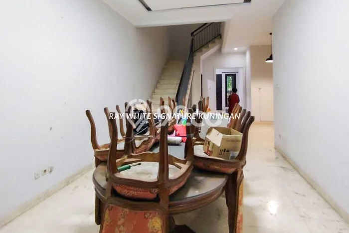 Disewakan! Rumah 4 Kamar Tidur &
3 Kamar Mandi di Tanjung Barat, Jakarta Selatan Disewakan! Rumah 4 Kamar Tidur &
3 Kamar Mandi di Tanjung Barat, Jakarta Selatan