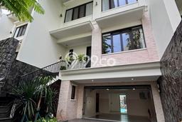 Disewakan Rumah Strategis LT 198m2 / LB 414m2 di Kemang, Jakarta Selatan Disewakan Rumah Strategis LT 198m2 / LB 414m2 di Kemang, Jakarta Selatan