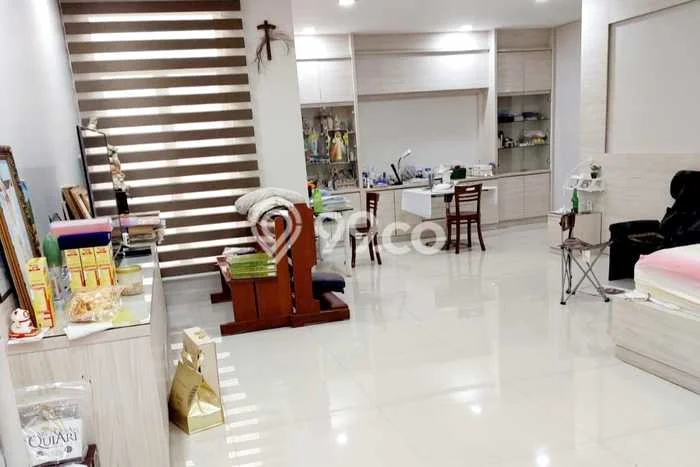 Disewakan! Rumah 5 Kamar Tidur &
4 Kamar Mandi di Tomang, Jakarta Barat Disewakan! Rumah 5 Kamar Tidur &
4 Kamar Mandi di Tomang, Jakarta Barat