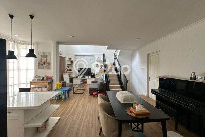 Rumah Luxury Modern Tanpa Renovasi di Pakuwon Indah Surabaya Rumah Luxury Modern Tanpa Renovasi di Pakuwon Indah Surabaya