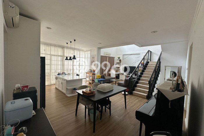 Rumah Luxury Modern Tanpa Renovasi di Pakuwon Indah Surabaya Rumah Luxury Modern Tanpa Renovasi di Pakuwon Indah Surabaya