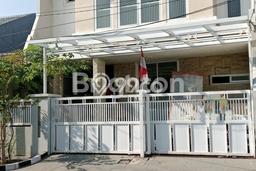 Rumah Mewah LB 200m2 Siap Pakai Desain Elegan di Darmo Permai, Surabaya Rumah Mewah LB 200m2 Siap Pakai Desain Elegan di Darmo Permai, Surabaya