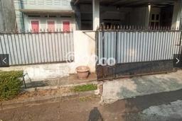 For Sale Hunian Rumah Terawat 5 Kamar di Sektor 2 - Bintaro, Jakarta Selatan For Sale Hunian Rumah Terawat 5 Kamar di Sektor 2 - Bintaro, Jakarta Selatan