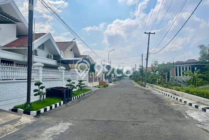 Dijual Rumah Luas Elegan Dengan View Eksklusif di Galaxy, Surabaya Dijual Rumah Luas Elegan Dengan View Eksklusif di Galaxy, Surabaya