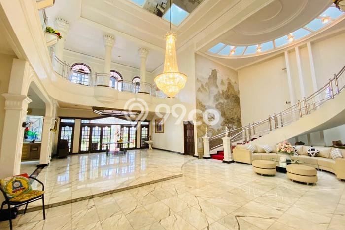 Rumah Elit Modern Tanpa Renovasi di Galaxy Surabaya Rumah Elit Modern Tanpa Renovasi di Galaxy Surabaya